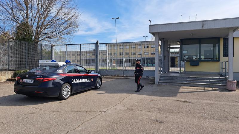 Armati di coltello, picchiano e rapinano un senzatetto a Ospizio: due arrestati