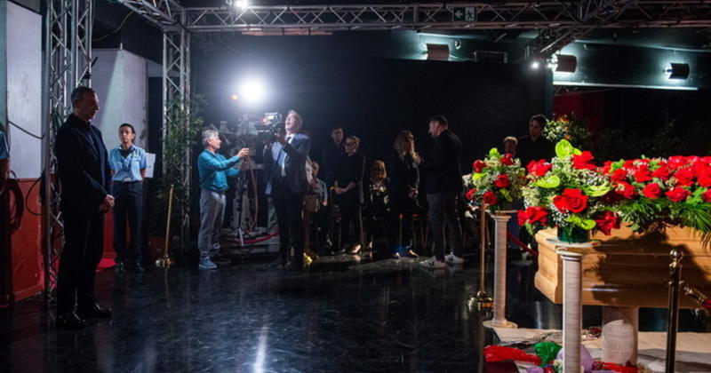 Corsa a farsi lo spot sulla bara di Pippo Baudo