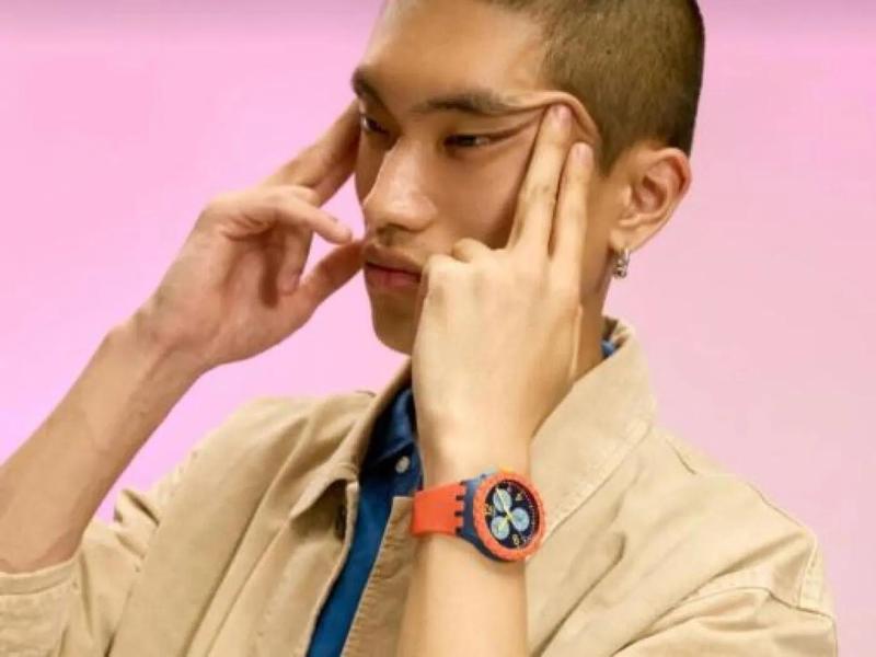 Swatch, accuse di razzismo e scuse: la pubblicità del modello con gli occhi a mandorla ha fatto infuriare i cinesi
