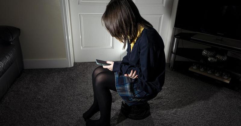 Can't we see the danger? Mobile phones must be banned from schools