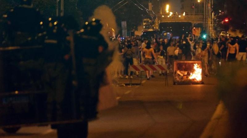 ‘Gde smo ono stali’: Demolirano još jedno sedište SNS-a, protesti širom Srbije