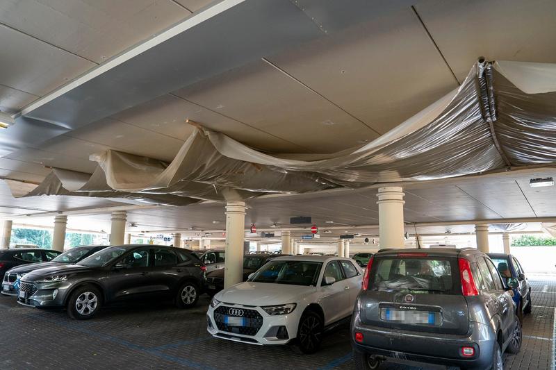 Parcheggio coperto Ortomercato a Imola, ansia per le infiltrazioni dal tetto