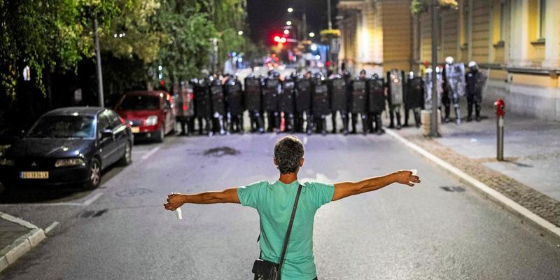 Serbiens Polizei verkommt immer mehr zur Vučić-Schlägertruppe