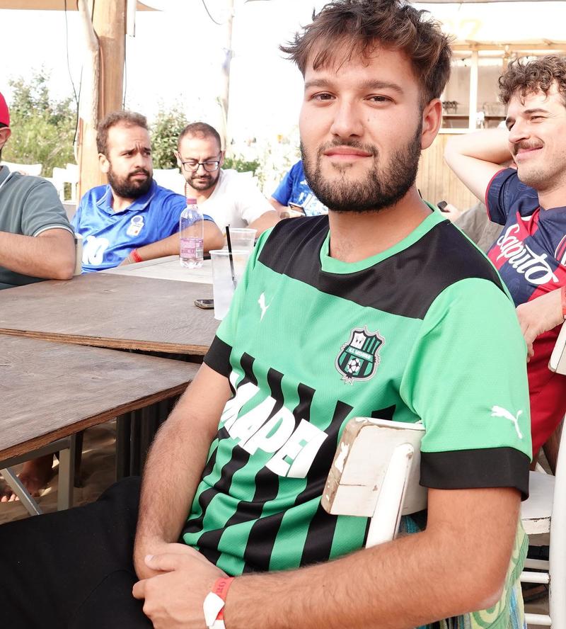 Fantacalcio e influencer show . Sfide e colpi all’asta speciale, sulla sabbia esplode la passione