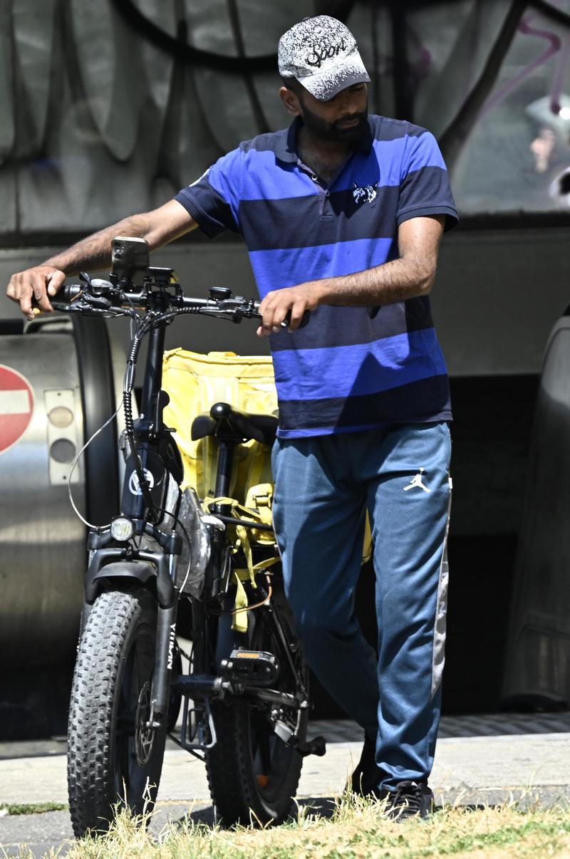 Glovo battuta in Tribunale dai rider: occhiali, borraccia e crema solare per i facchini quando fa caldo