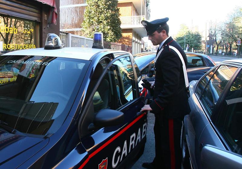 Torna in Italia nonostante un bando di 10 anni e si fa ospitare dall’amico ai domiciliari: arrestato