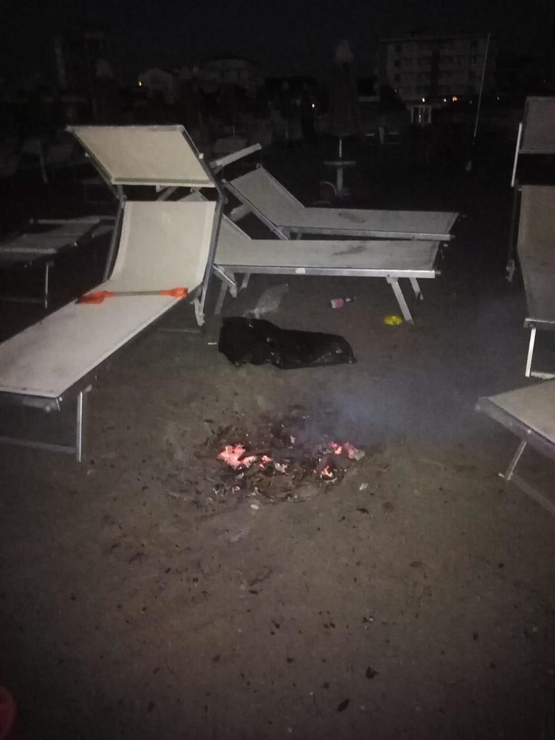 Vandali a Milano Marittima: “Incendiati lettini e ombrelloni, hanno fatto un falò per scaldarsi”