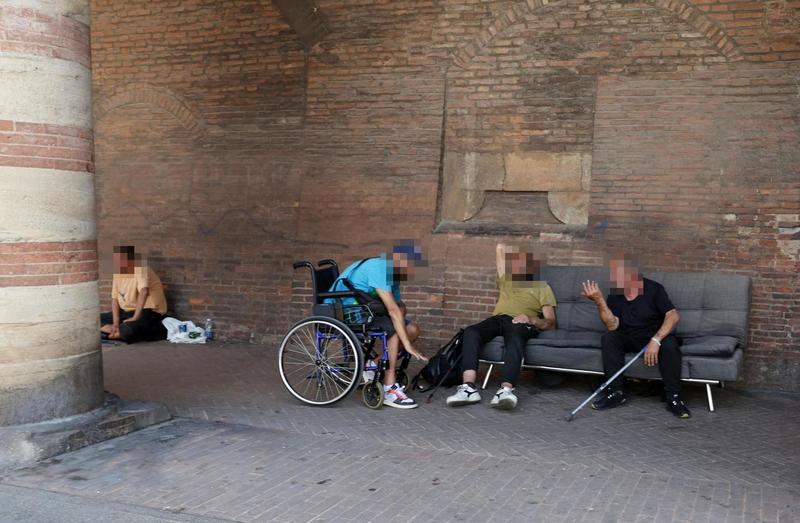 Rissa in piazza Maggiore. Bottigliate e insulti tra un gruppo di clochard. Scoppia la polemica