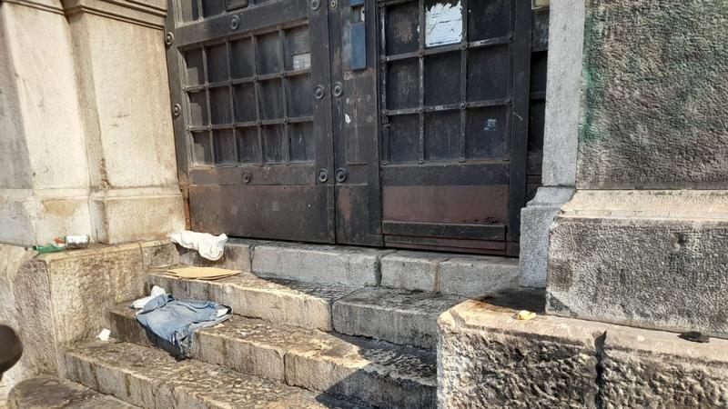 Palazzo dei Telefoni in rovina, un'altra occasione sprecata nella casbah di Piazza Nolana Foto