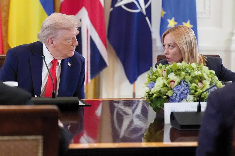 L’Ue balla al ritmo di Re Donald e a Giorgia Meloni va bene così...