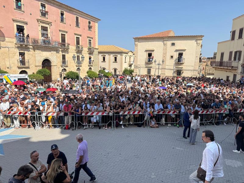 L’amore di Militello per Pippo Baudo, abbraccio di popolo tra maxischermo e gigantografie: “Nostro orgoglio, è tornato a casa sua” /