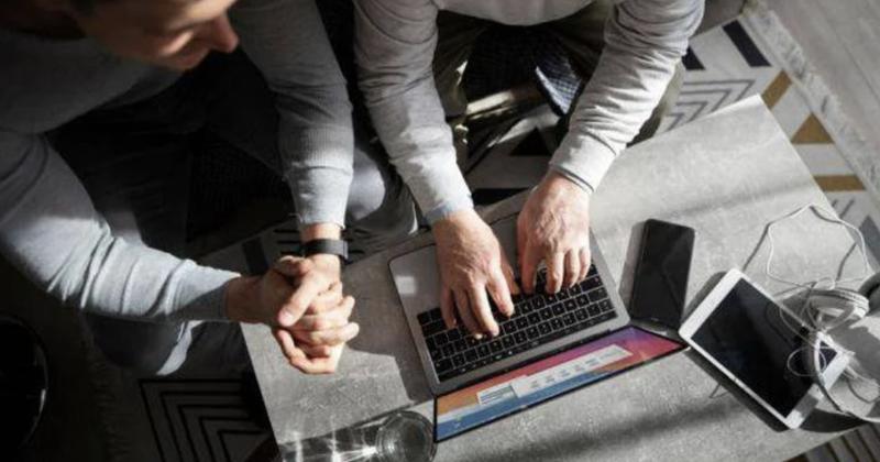 Sottomissione digitale e vulnerabilità politica