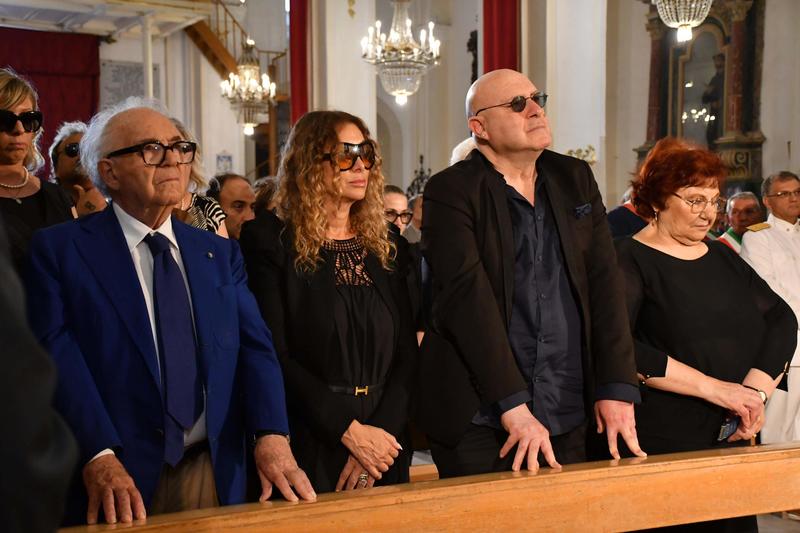 Chi sono Alessandro e Tiziana Baudo, il figlio ‘segreto’ e la secondogenita riuniti ai funerali di papà