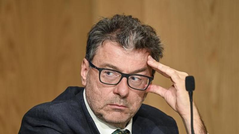 Spread giù e più entrate fiscali, ma Giorgetti: «Nessun tesoretto». Cosa c’è dietro alle parole del ministro