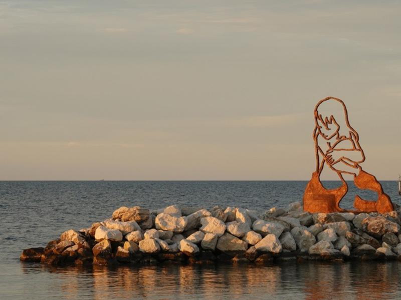Di Valerio Berruti l’imponente scultura Non basta il canto delle sirene, collocata permanentemente sulla banchina a Cervia / Ravenna, lato Milano Marittima.