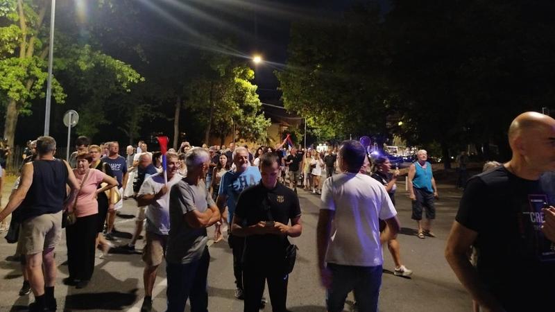 Demonstranti u Kruševcu mirno posetili Policijsku upravu i SNS