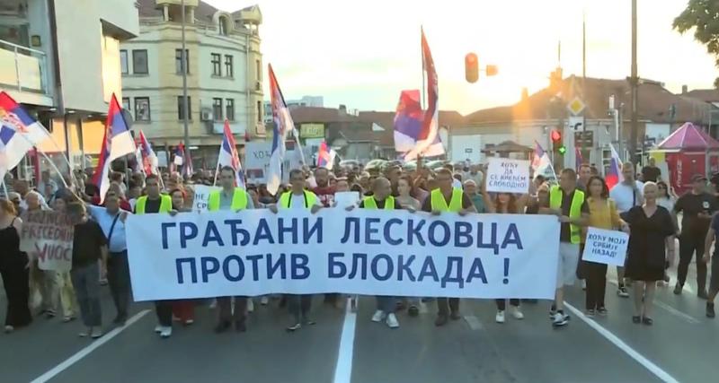 Pristalice SNS u više gradova Srbije: Na skupu protiv blokada naprednjaci blokirali ulice u Leskovcu, policija legitimisala građane zbog pištaljki