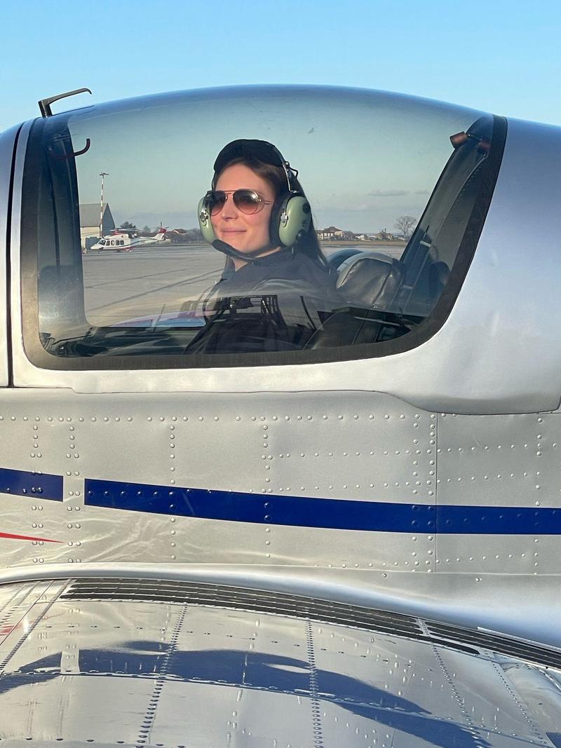 Lucrezia Brandolini, a 20 anni il brevetto di volo in Svizzera: “Su un aereo militare negli Usa la folgorazione, ora vivo il mio sogno”