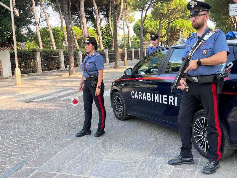 Ragazzo colpito al volto con dei cocci di vetro per difendere una ragazza importunata: 3 denunce