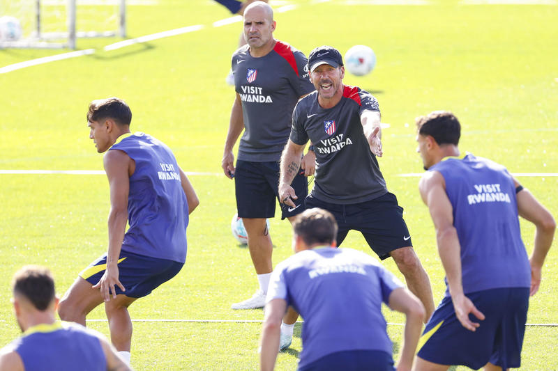 Simeone, pendiente de Baena; Sorloth y Gallagher, alternativas en el once