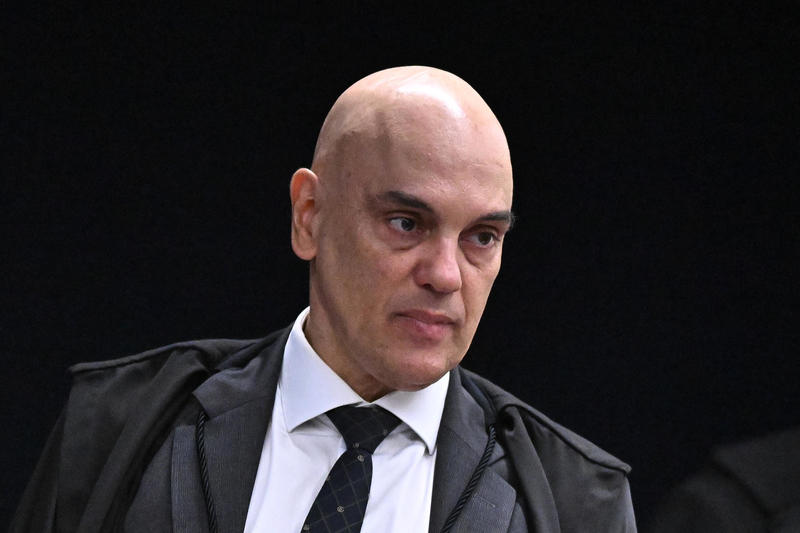 Moraes fala fora dos autos e ameaça bancos em benefício próprio