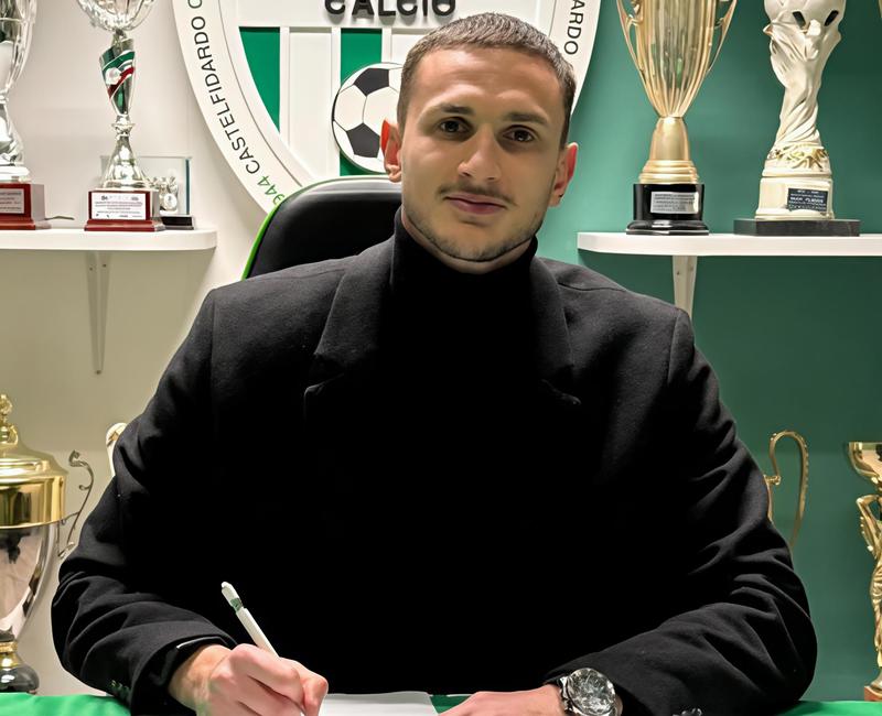 Castelfidardo. Mercato ancora aperto. Vecchio verso il ritorno