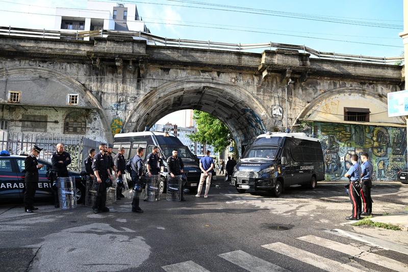 Sgomberato il Leoncavallo: polizia all’interno dello storico centro sociale di via Watteau a Milano