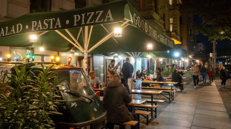 Lärmschutz für Kneipen : Berlin kann nicht um 22 Uhr die Bürgersteige hochklappen