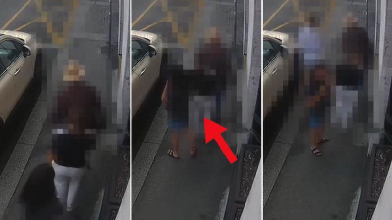 Inseguono anziano e lo derubano indisturbate: 2 donne incastrate dalle telecamere