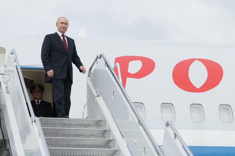 Nuovo mistero attorno a Putin, arrivato in Alaska con il contenitore per le feci. Salute a rischio o precauzione eccessiva?