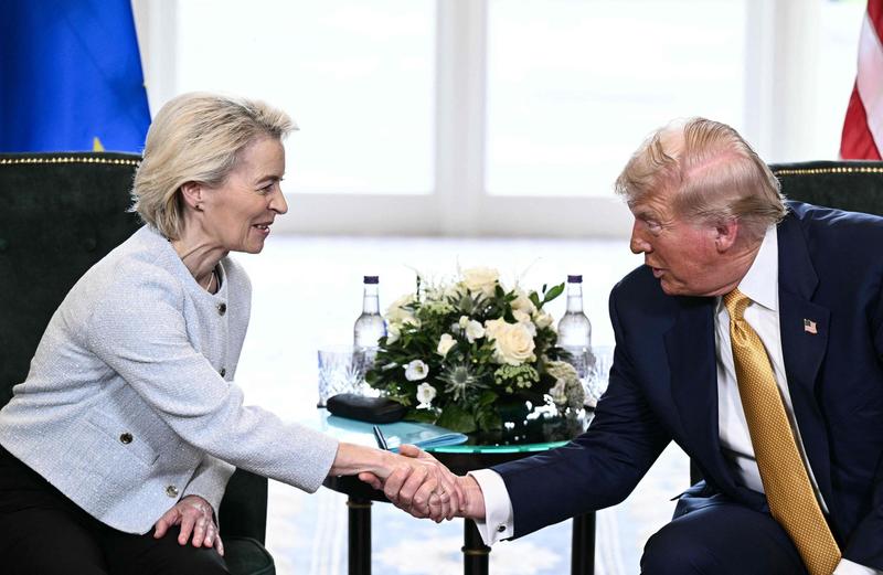 Dazi, c'è l'accordo finale Usa-Ue: la dichiarazione congiunta. Tariffe al 15% per le auto, nessuna esenzione su vino e alcolici