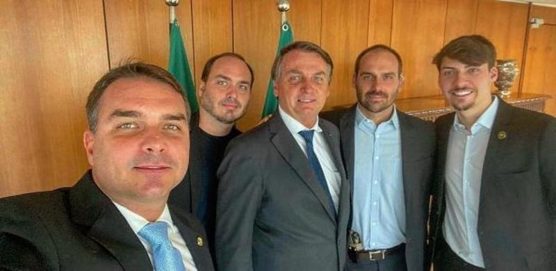 Refém de um clã, Brasil descobre pelo zap do que é feito o bolsonarismo