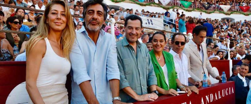 Moreno Bonilla reaparece en los toros con Juan del Val tras su notable ausencia durante la oleada de incendios