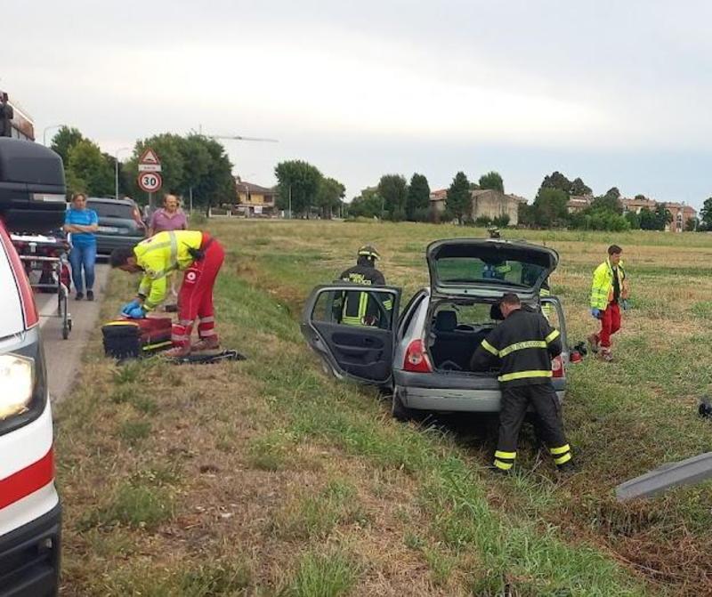 Boretto, sbanda in auto dopo improvviso malore