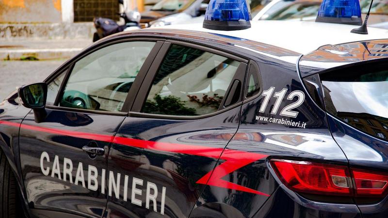 Accoltellato dopo la rissa in spiaggia, muore a 22 anni. L’ipotesi: la lite nata per una manovra in auto