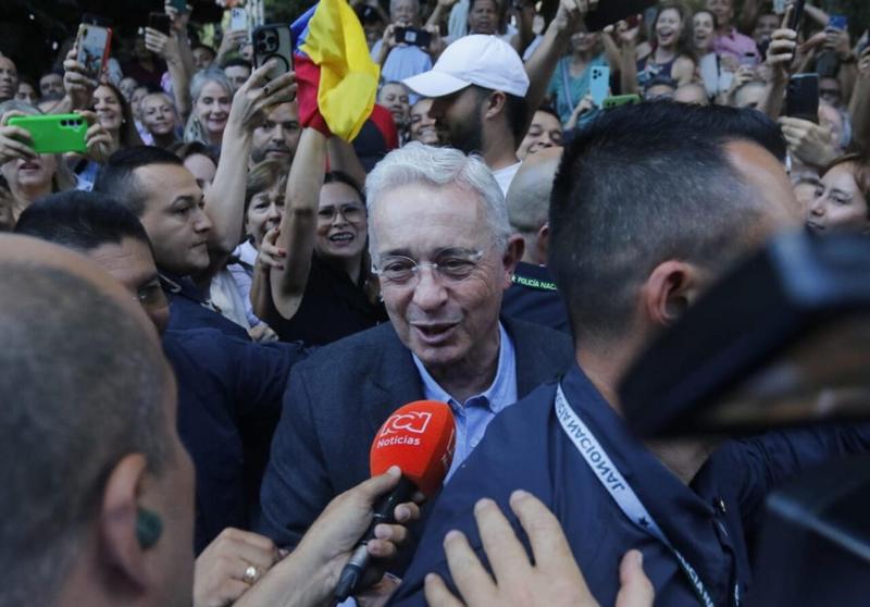 Álvaro Uribe en su primer mitin tras quedar en libertad: «Vamos a ganar tranquilamente»