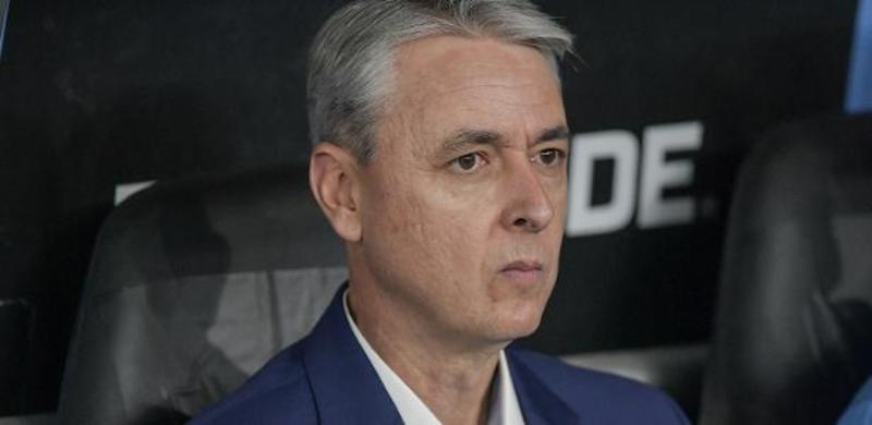 Tiago Nunes se reivindica, dá banho no Botafogo e mostra coragem de poucos