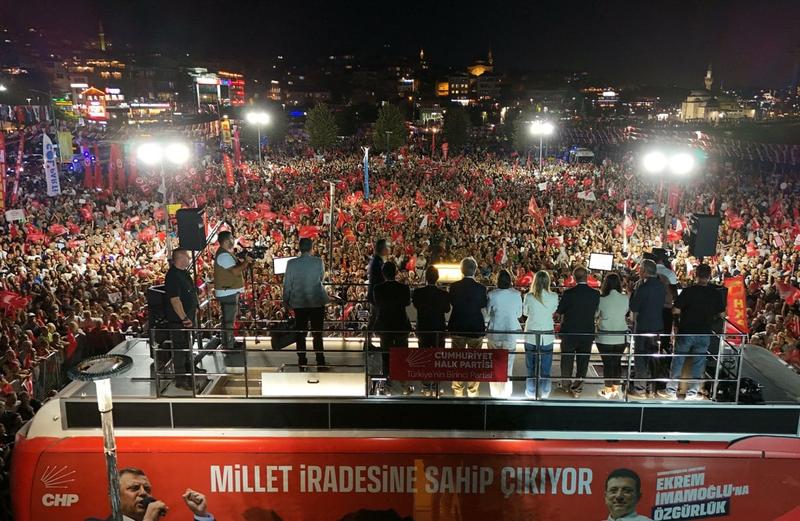 Özel’in otobüs tavanından tabana inen mitingleri!