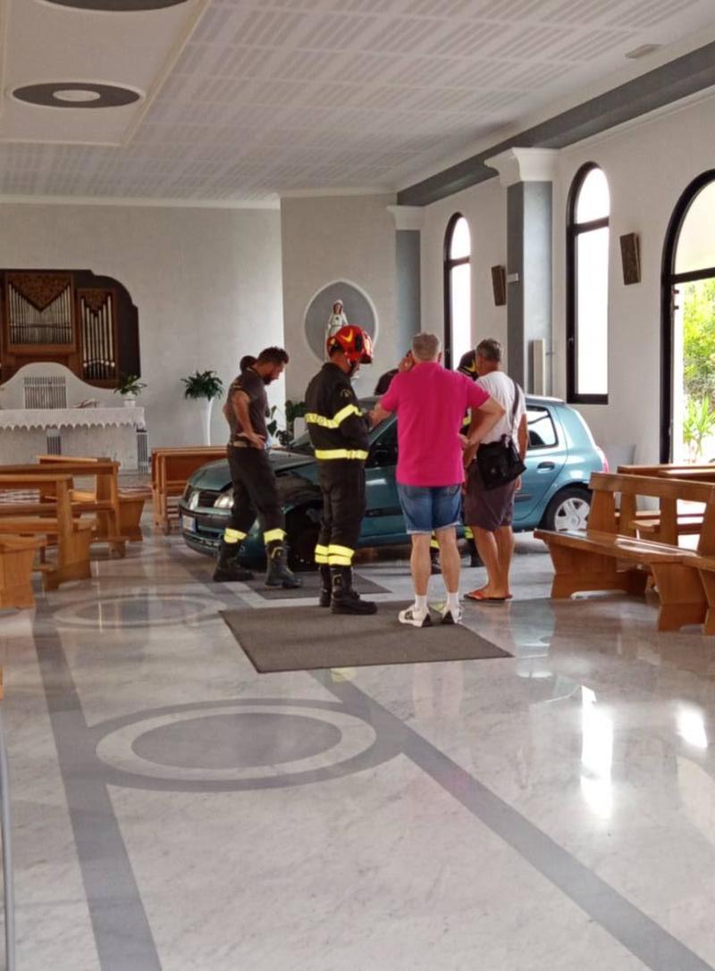 Finisce con l'auto dritto dentro la chiesa davanti agli occhi increduli dei cittadini