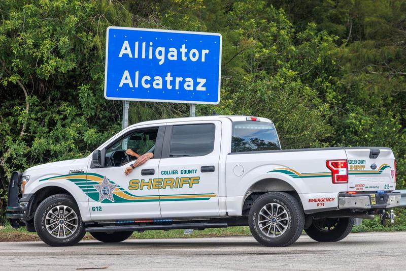 Alligator Alcatraz deve chiudere entro 60 giorni: il carcere voluto da Trump “danneggia l’ambiente”