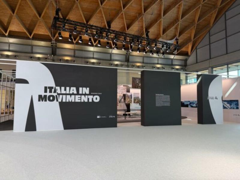 Italia in movimento. Autostrade e futuro. Al Meeting di Rimini la mostra sui 100 anni delle infrastrutture che hanno unito il Paese Italia.