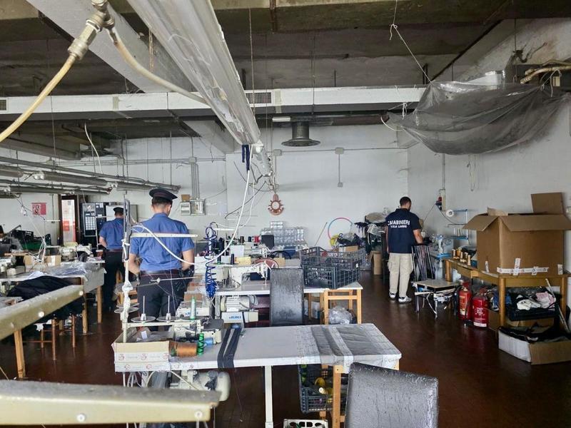 Scoperto un laboratorio tessile abusivo a Baranzate: i dipendenti dormivano accanto alle macchine