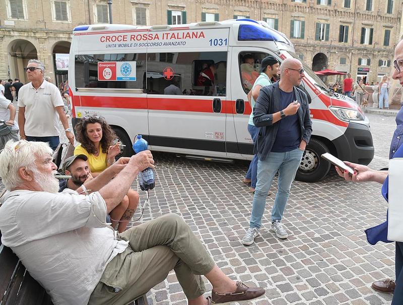 Agricoltore ‘dissanguato’. Protesta choc di Busetto davanti alla Prefettura