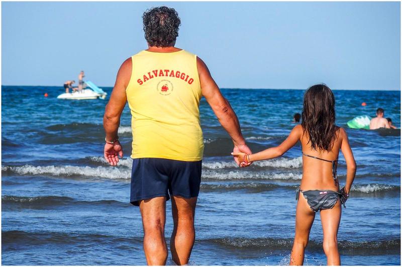 Bambini in spiaggia a Rimini, la sabbia è l’app più scaricata. Il cellulare? Bandito (o quasi)