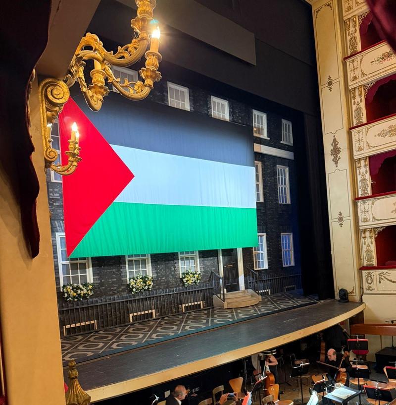 Al Rof spunta la bandiera palestinese. Volano ’buu’ e la politica si spacca