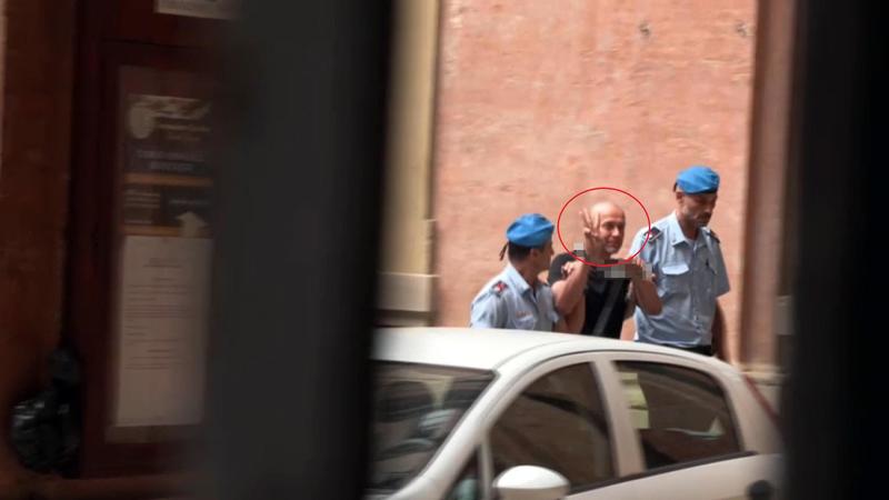 Attentato al Nord Stream: l’ucraino arrestato fa gesto del tridente ucraino in sostegno di Kiev entrando in tribunale