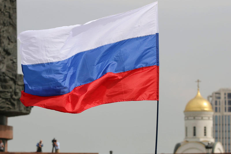 Путешествия российского триколора: он проник в морские глубины, в пустыню, на полюса и даже в космос