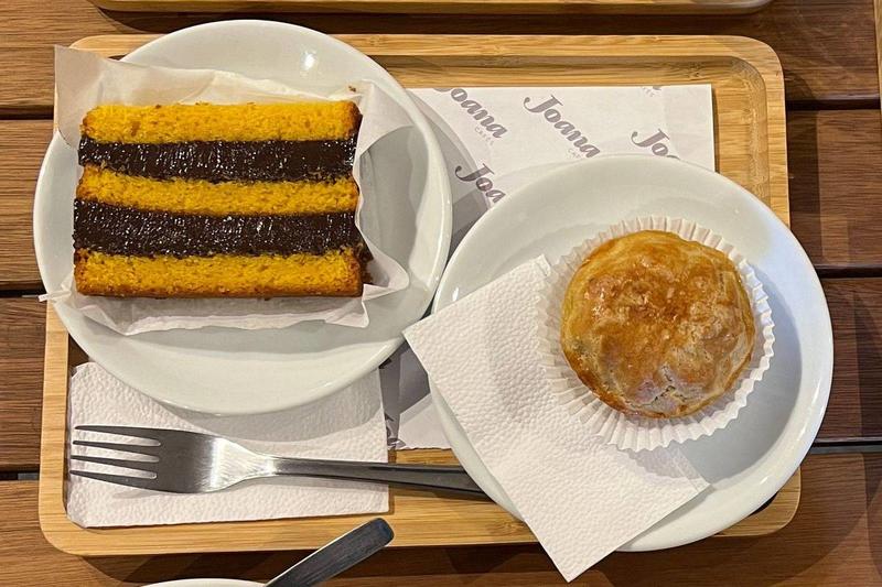 Joana Cafés conquista clientes com bolo de cenoura e ambiente caseiro em SP
