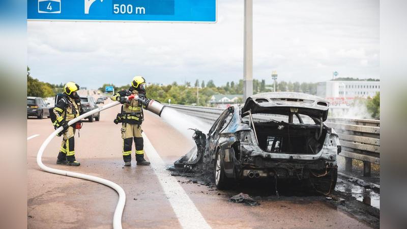 Starker Rauch, Stau im Berufsverkehr: Auto in Flammen auf der Autobahn bei Gera