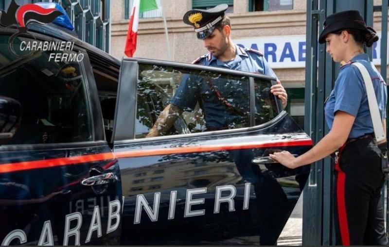 Armato di ascia fa irruzione a casa della cognata: aveva il divieto di avvicinamento